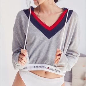 Urban Outfitters Cropped Hoodie Tommy Hilfiger